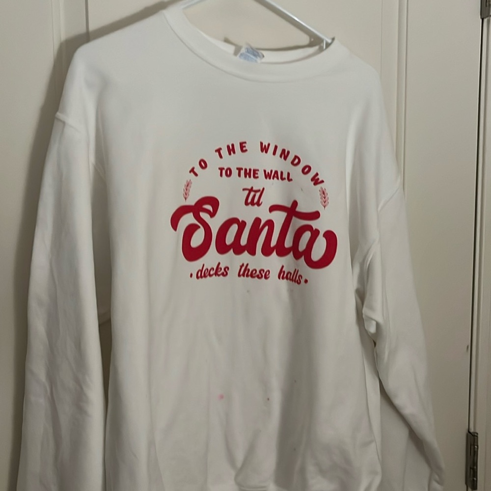 The size isa women large.it is red and white.Super comfy and in great condition.